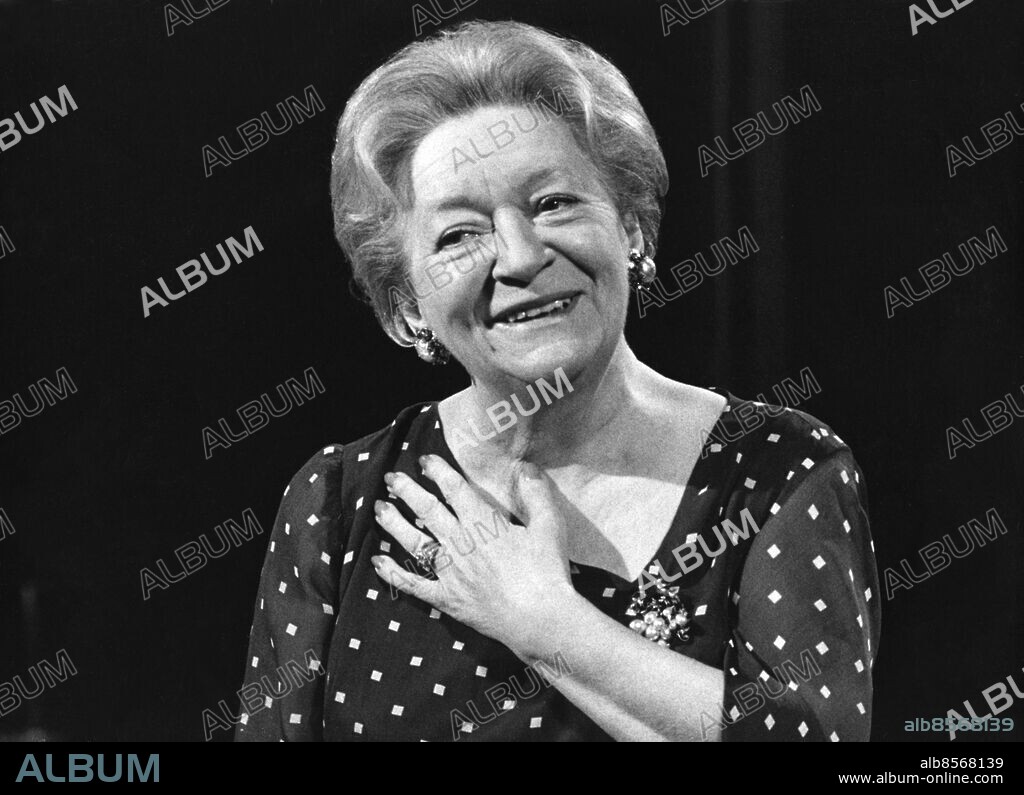 1975.. Orig. bildtext... HJÖRDIS PETTERSON 1975 Not. Två och en flygel Anm. TV-programmet Två och en flygel med Hjördis Petterson sändes första gången 1975-11-13. Publ i RiR 46/75, 27/77, 48/79 persons: HJÖRDIS PETTERSON sites: SVERIGE.