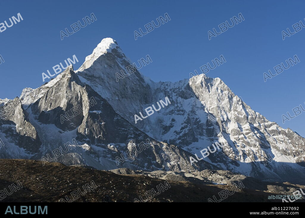 Ama Dablam 6812m, Solu Khumbu Everest Region, Sagarmatha National Park, Himalayas, Nepal, Asia.