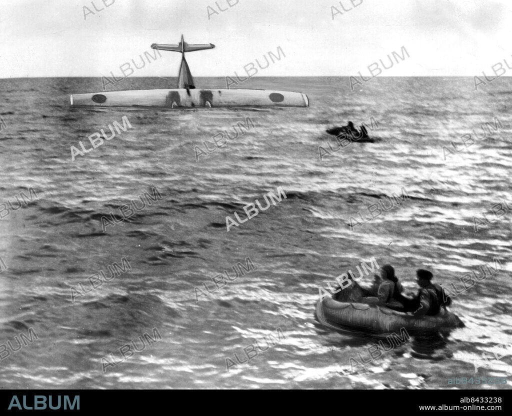 19520616 - Catalinaaffären. Ett av de svenska Catalinaplanen som deltar i sökandet efter den försvunna DC3:an, skjuts ner av ett sovjetiskt MIG 15-flygplan på internationellt vatten sydväst om finska Utö i juni 1952. DC3:an återfanns aldrig. Catalinaaffären är den hittills allvarligaste utrikespolitiska incidenten som drabbat Sverige under efterkrigstiden och väckte stor uppmärksamhet.  . Bilden visar besättningen som räddas i livbåtar av fartyget "Münsterland", i den närmaste befinner sig den sårade piloten Arbin. COPYRIGHT SCANPIX SWEDEN Kod 190.