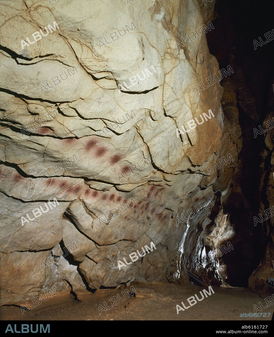 INTERIOR DE LA CUEVA - PINTURAS RUPESTRES-PALEOLITICO SUPERIOR - 13500-8000 AC.