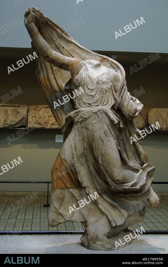 ARTE GRIEGO. TURQUIA. S. IV a. C. Escultura que representa a una NEREIDA procedente del Monumento de las Nereidas de Janto (actual Turquía). Fechada hacia el 390-380 a. C. Museo Británico. Londres. Inglaterra. Reino Unido.
