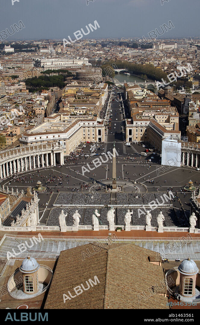 CIUDAD DEL VATICANO. Panorámica de la PLAZA DE SAN PEDRO desde la cúpula de la Basílica homónima. Destaca la COLUMNATA diseñada por Gian Lorenzo BERNINI entre 1656 y 1665.