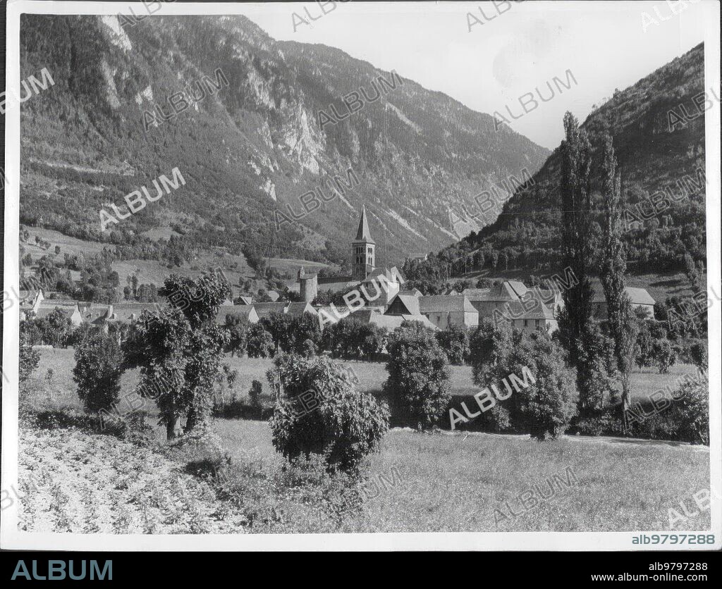 1950. En la imagen la torre de Arties y el valle de arán.