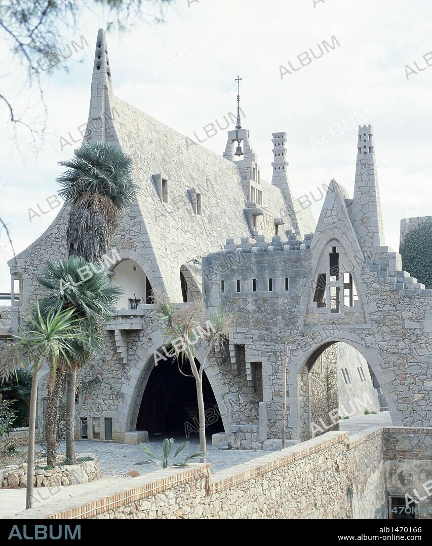 ARTE S. XIX. MODERNISMO. GAUDI, Antonio (Reus, 1852-Barcelona, 1926). CELLER GÜELL (BODEGA GÜELL), encargado por el conde Güell en 1895. Vista del edificio de piedra y tocho, que unifica muros y cubiertas en una estructura triangular. Coronado por una chimenea. GARRAF. Comarca del Garraf. Provincia de Barcelona. Cataluña.