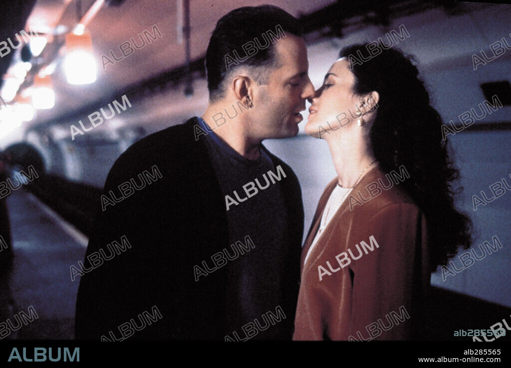 ANDIE MacDOWELL and BRUCE WILLIS in HUDSON HAWK, 1991, directed by MICHAEL LEHMANN. Copyright TRI STAR PICTURES.