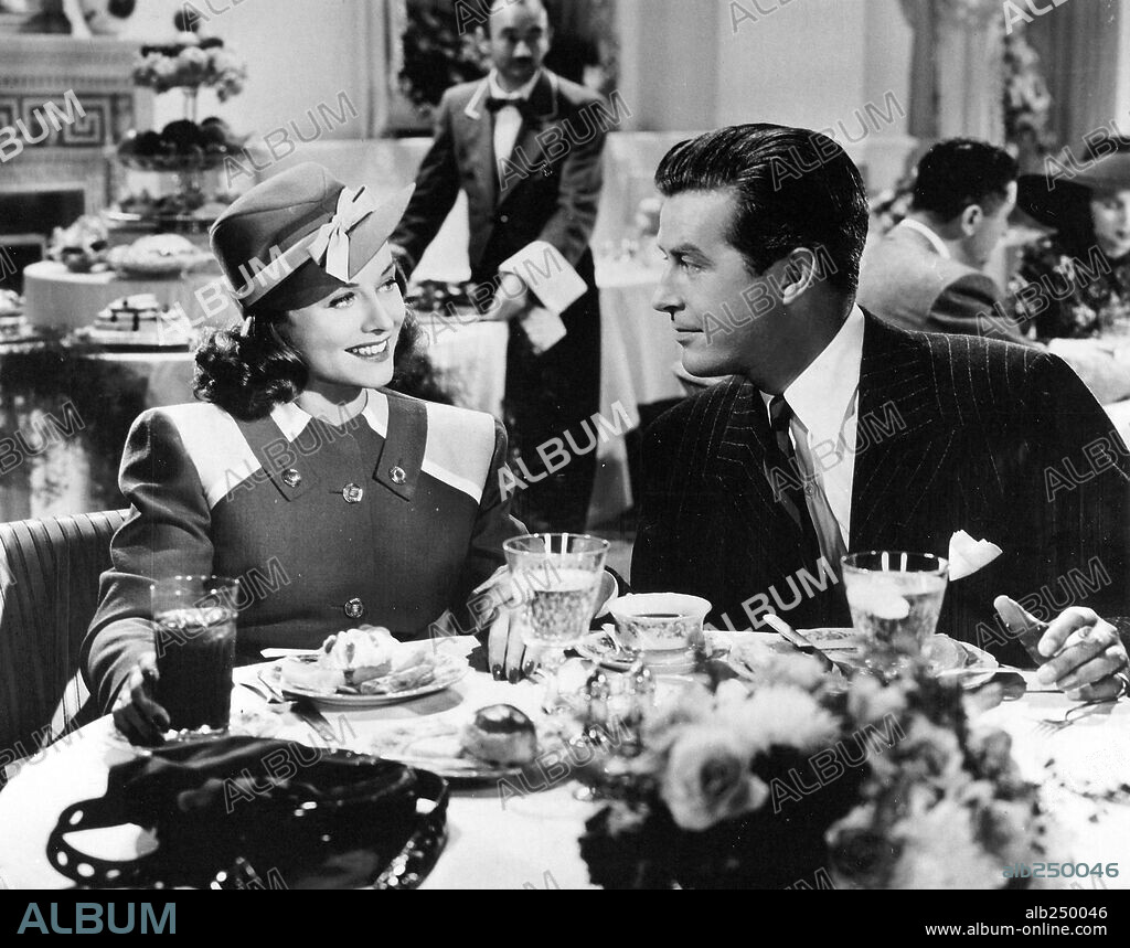 PAULETTE GODDARD and RAY MILLAND in THE CRYSTAL BALL, 1943, directed by ELLIOTT NUGENT. Copyright UNITED ARTISTS.