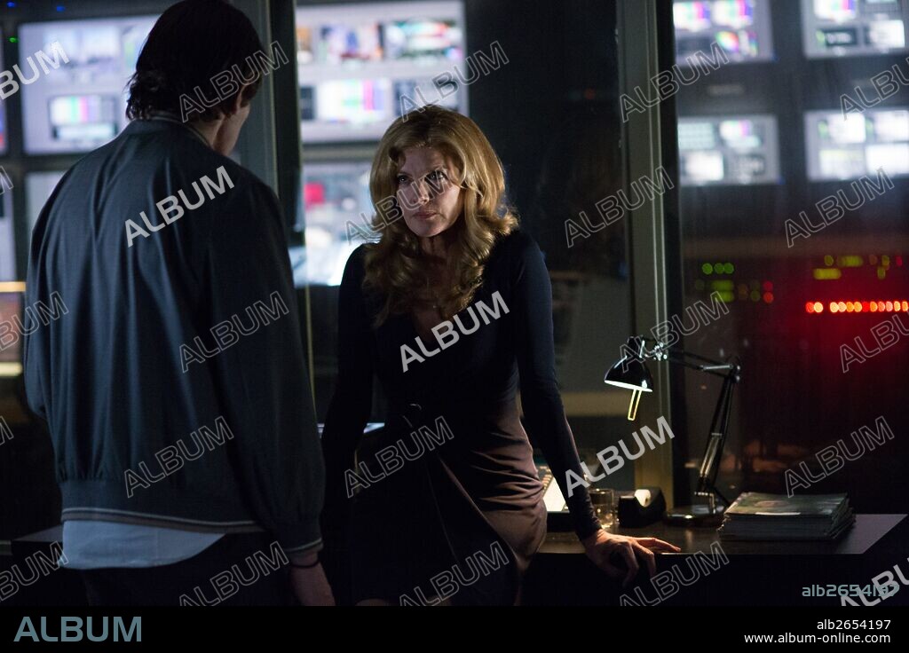 JAKE GYLLENHAAL and RENE RUSSO in NIGHTCRAWLER, 2014, directed by DAN GILROY. Copyright BOLD FILMS.