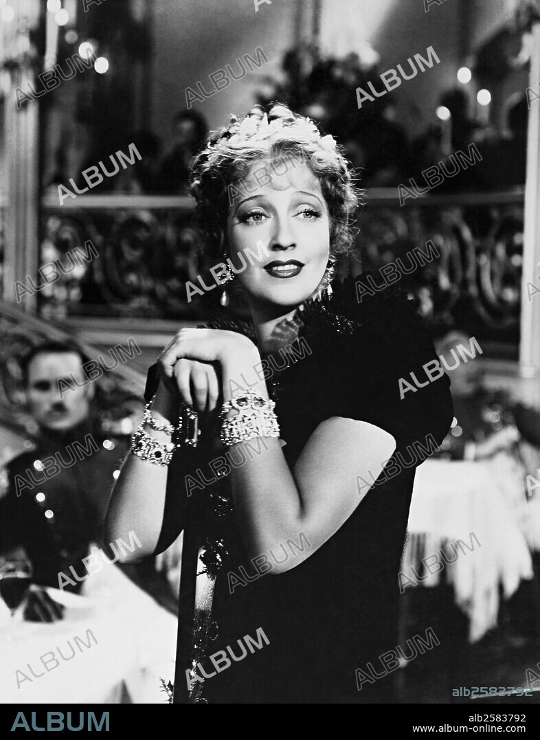 JEANETTE MACDONALD dans THE FIREFLY, 1937, réalisé par ROBERT Z. LEONARD. Copyright M.G.M.