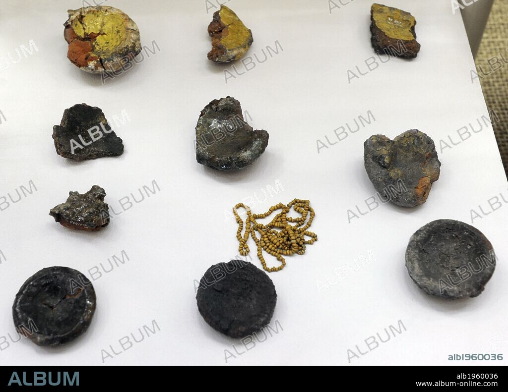 ARTE. EDAD MEDIA. NORTE EUROPA. LETONIA. En Riga, la producción de vidrio se inició en el siglo XIII. Restos de masa vítrea, crisoles de arcilla y perlas de producto ya terminado. Museo de la Historia y la Navegación. Riga. Letonia. Europa.
