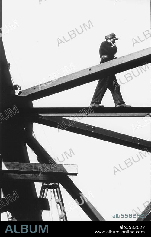 Architektur / Baubetrieb. Arbeiter beim Wiederaufbau einer Brücke in Saarbrücken auf einem Stahlträger balancierend. Foto, März 1947.