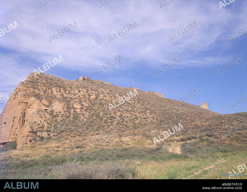 RESTOS DEL CASTILLO ARABE EN LAS AFUERAS DE ALCALA - FOTO AÑOS 00.