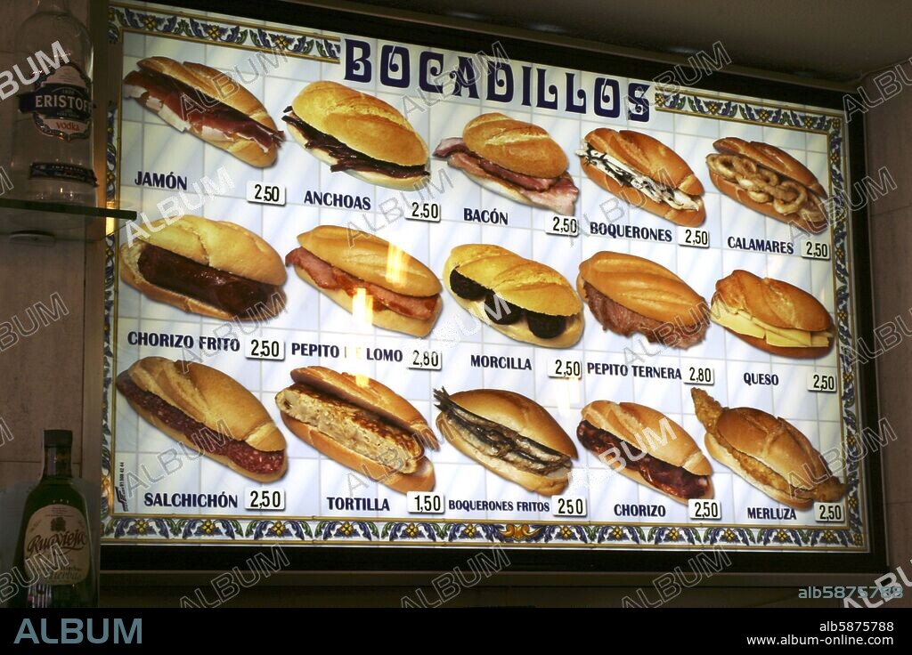 carteles de bocadillos en bar del barrio de Plaza Mayor.