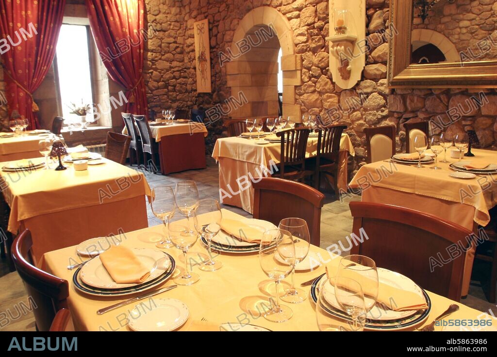 Treceño; restaurante "Palacio de Guevara"; comedor del palacio renacentista.