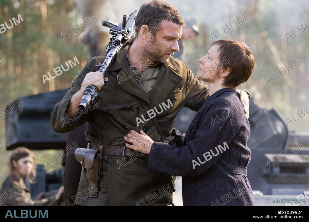 LIEV SCHREIBER en RESISTENCIA, 2008 (DEFIANCE), dirigida por EDWARD ZWICK. Copyright BEDFORD FALLS COMPANY, THE/GROSVENOR PARK PROD./PISTACHIO P.