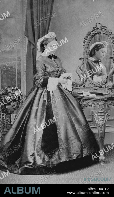 Victoria, German empress (Frederick III). and Queen of Prussia, nee Princess-Royal of England; London 21.11.1840 - Friedrichshof Palace (Kronberg). 5.8.1901. As Crown Princess of Prussia. Studio photo, undated, c. 1865/70. (Mayall, London). From a private photo album. Archie Miles Collection, Berlin, Sammlung Archiv für Kunst und Geschichte.