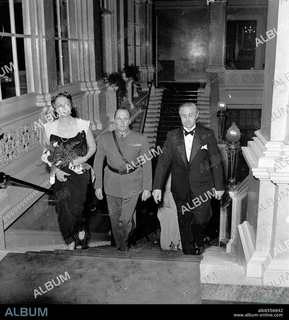 Norska kronprinsparet besöker Göteborg. Här på Börsen med Stadsfullmäktiges ordförande Ernst Jungen.. December 1945 *** Local Caption *** GP Royal - early days. KAMERAREPORTAGE.