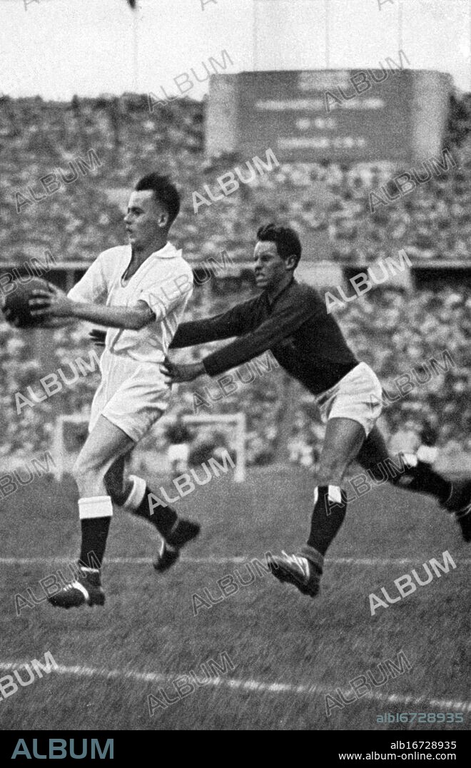 1936 Olympics, Berlin - The handball player must catch and throw whilst running fast. (Im schnellen Lauf muss der Handballspieler fangen und werfen.). ©TopFoto.