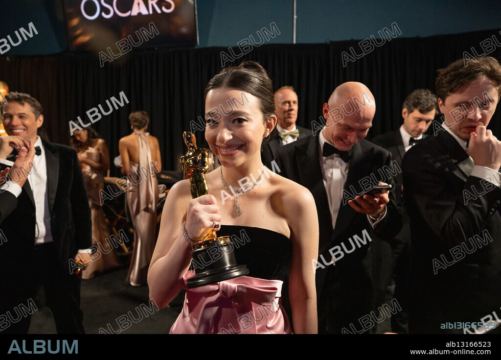 MADISON MIKEY. March 2, 2025, Los Angeles, California, USA: Actress MIKEY MADISON poses with her Oscar for Best Actress for her role in 'Enora' during the live ABC Telecast of the 97th Oscars at the Dolby Theatre at Ovation Hollywood. (Credit Image: © AMPAS/ZUMA Press Wire).