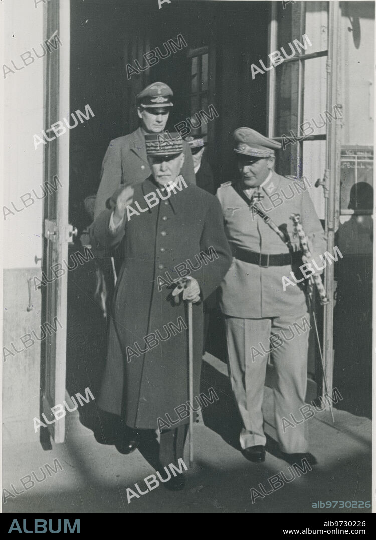Vergigny (Francia), 01/12/1941. El jefe del estado francés de Vichy, el mariscal Pétain y el mariscal del Reich, Hermann Goering, a la salida de su entrevista celebrada en la estación de tren de Saint-Florentin - Vergigny.