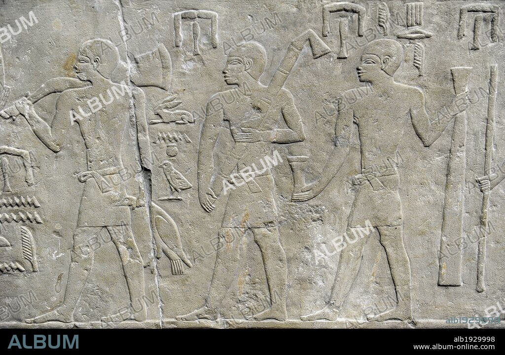 ARTE EGIPCIO. EGIPTO. Relieve con escena de ofrenda. Perteneciente a una tumba de una alta autoridad de Giza, llamado Nofer. Piedra caliza. IV Dinastía. 2500 a. C. Museo Carlsberg Glyptotek. Copenhague. Dinamarca. Europa.