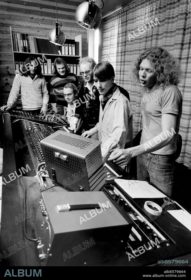 Malmöbandet malmögruppen popgruppen Press från Malmö håller just på att avsluta sin första LP-skiva febr 1978. (c) Martin Reychman /Sydsvenskan /IBL Bildbyrå. Fr v Stefan Rubenson, Hans Annellsson, Jörgen och Sven Bornemark, teknikern Dan Robert Tillberg samt Carl Hansson.