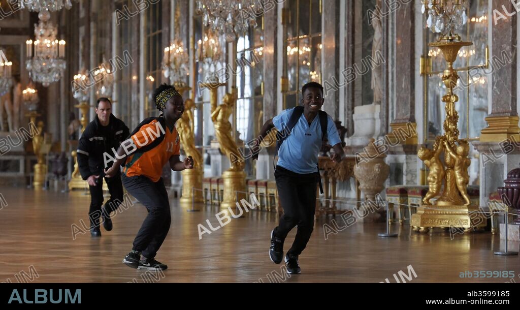 ABDOULAYE DIALLO y TABONO TANDIA en EL BUEN MAESTRO, 2017 (LES GRANDS ESPRITS), dirigida por OLIVIER AYACHE-VIDAL. Copyright Sombrero Films / France 3 Cinéma / Atelier de Production / C / CROTTO, MICHAEL.