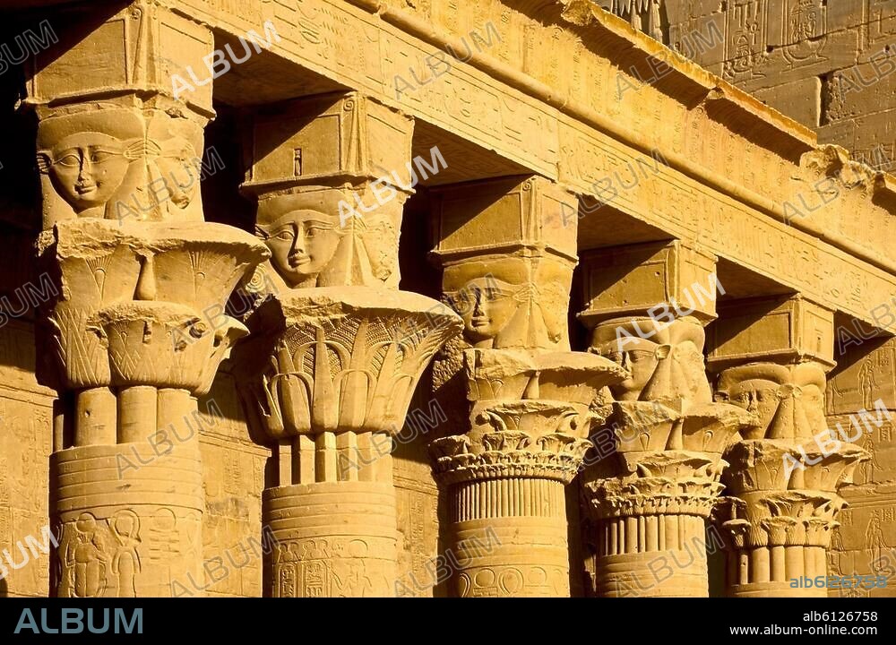 Aegypten, Assuan, rekonstruierter Isis-Tempel auf der Nil-Insel Philae, westlicher Kollonadengang im ersten Innenhof.