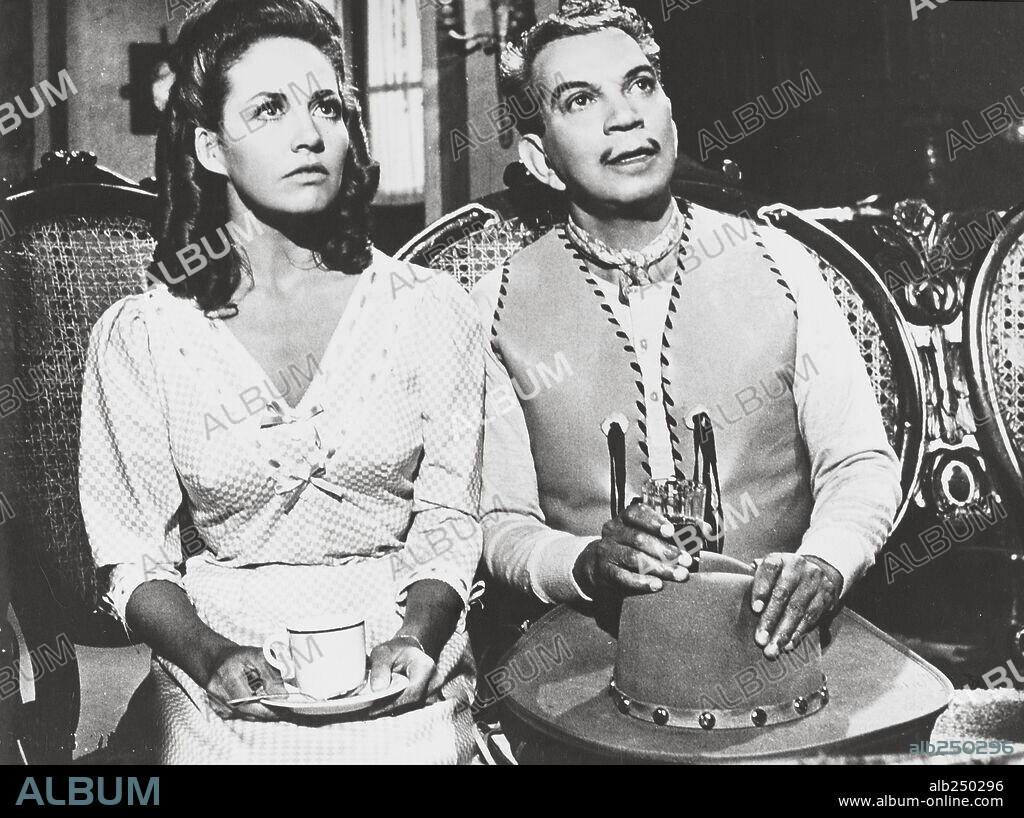 CANTINFLAS y ISELA VEGA en POR MIS PISTOLAS, 1968, dirigida por MIGUEL M. DELGADO. Copyright POSA FILMS, S.A.