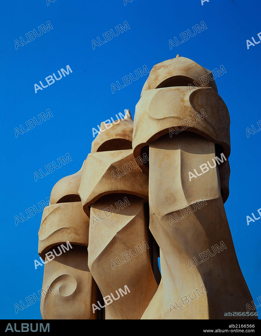 ANTONI GAUDÍ. Detalle de la azotea de la Casa Milà (La Pedrera) de Barcelona.