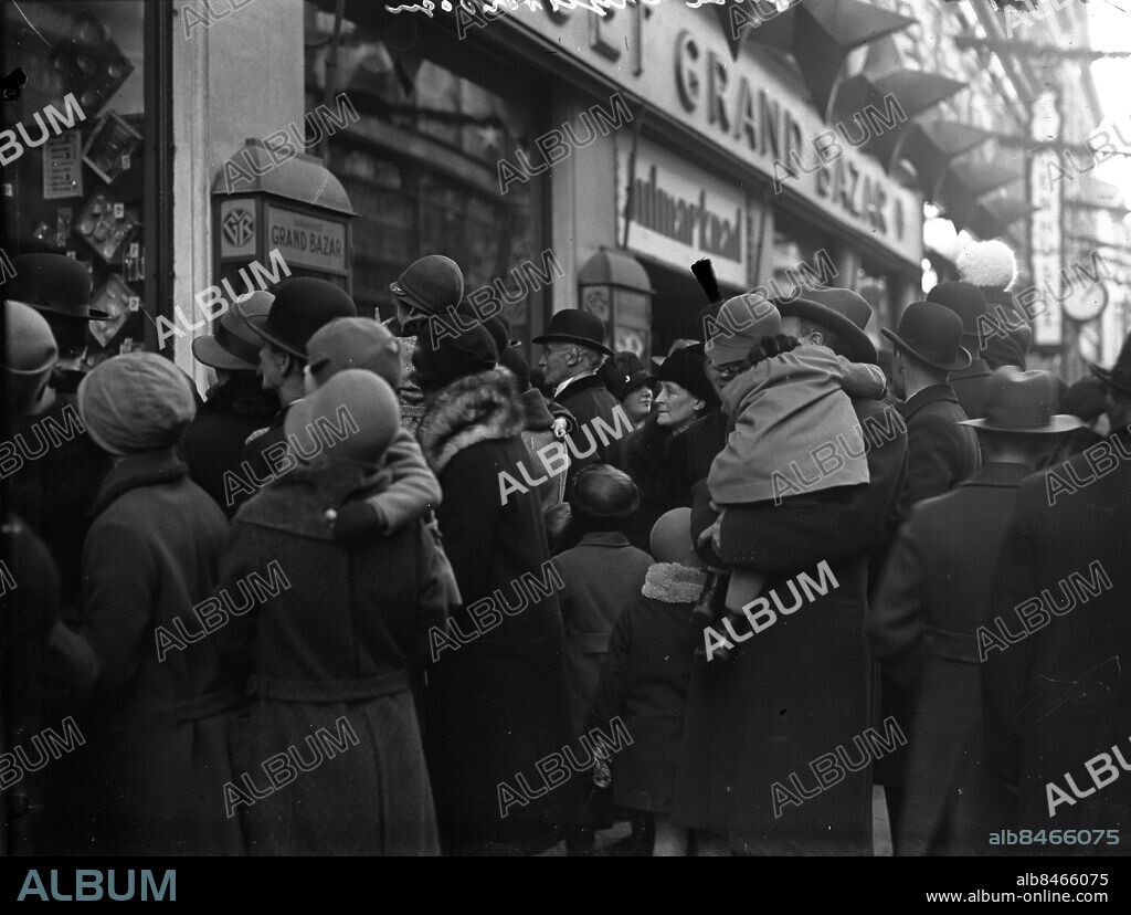 Göteborg 1929-12-15 - Andra skyltsöndagen - här utanfrö Grand Bazar på Kungsgatan *** Local Caption *** Krep KT 03. GT - 081103-067.jpg. KAMERAREPORTAGE.