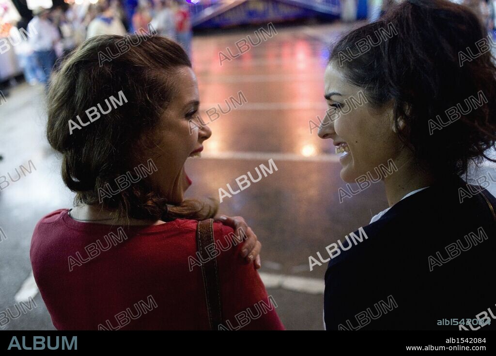 INMA CUESTA y NURIA GAGO en PRIMOS, 2011, dirigida por DANIEL SANCHEZ AREVALO. Copyright MOD PRODUCCIONES/ATIPICA FILMS.
