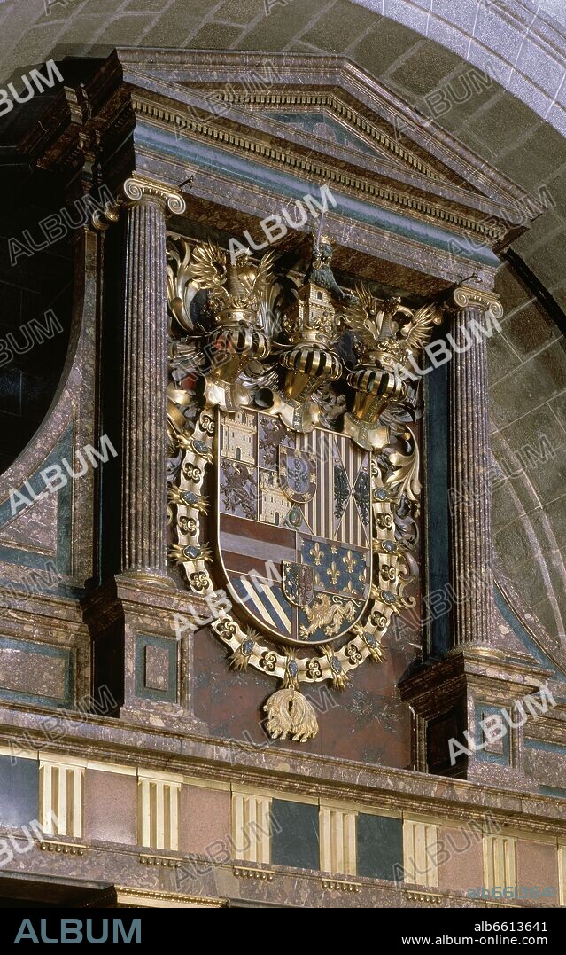 POMPEO LEONI (1533-1608). ESCUDO DE ARMAS EN EL REMATE DEL MAUSOLEO DE FELIPE II.
