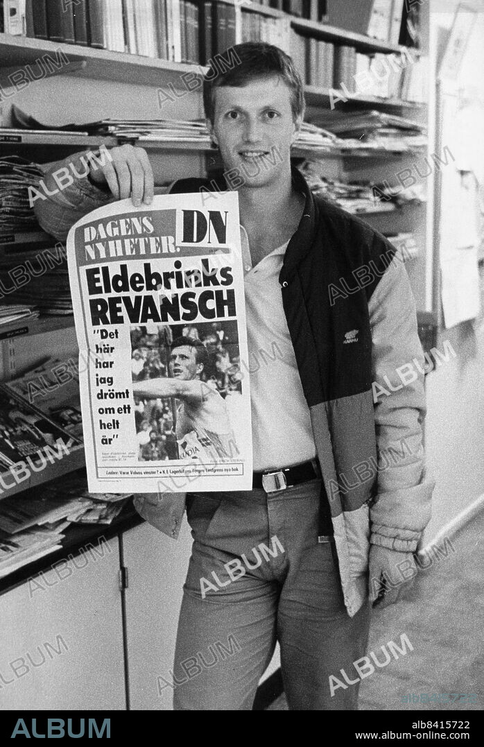 1983-10-23. Kenth Eldebrink med DN:s löpsedel efter rekordkastet i Finnkampen den 4 september. Ett kast betyder så mycket - för Kenths del möjligheter till effektiv OS-träning.. Foto: Sven-Erik Sjöberg / DN / TT / Kod: 53. ** SvD OUT **.