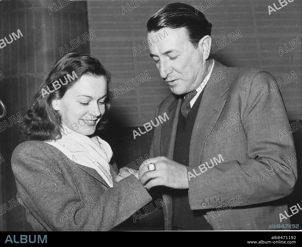 Not. Makt Biskop Georg Funkquist fäster bröllopsgåvan på vilseförda Anita Björks arm. Anm. Skådespelare Ringar persons: Anita Björk ;Georg Funkquist sites: SVERIGE.