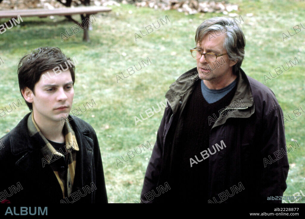 MICHAEL DOUGLAS and TOBEY MAGUIRE in WONDER BOYS, 2000, directed by CURTIS HANSON. Copyright PARAMOUNT PICTURES.