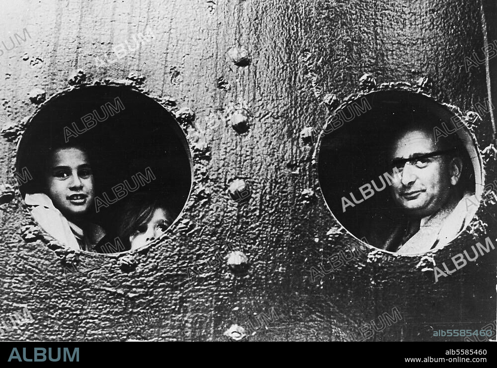 Emigration von Juden aus dem nationalsozialistischen Deutschland, nach den Nürnberger Rassegesetzen vom 15.9.1935. Jüdische Emigranten am Bullauge der "St. Louis" im Hafen von Havanna. Sie durften das Schiff nicht verlassen und wurden nach Europa zurückgeschickt. Foto, Sommer 1939.