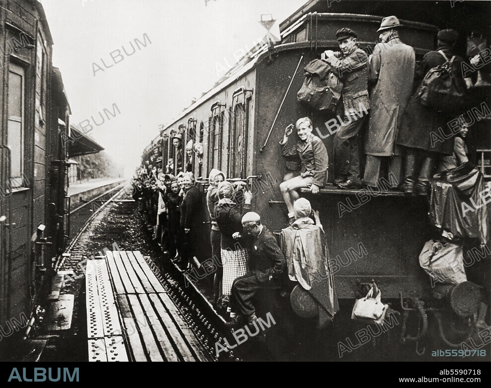 Post-war Berlin / 1946. A group of hoarders in the countryside around Berlin. Photo.