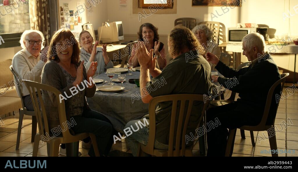 CARMEN MAURA en LAS SILLAS MUSICALES, 2015 (LES CHAISES MUSICALES), dirigida por MARIE BELHOMME. Copyright 31 JUIN FILMS/FRANCE3 CINEMA/ORANGE CINEMA SERIES/FRANCE TEL.