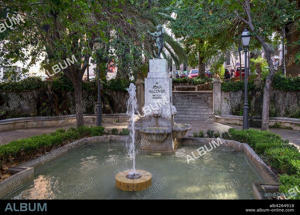 La Serra y Fuente homenaje a Joan Alcover, Esteve Monegal, 1928, Bronce y mármol, Plaza de la Reina, Palma, Mallorca, balearic islands, Spain.