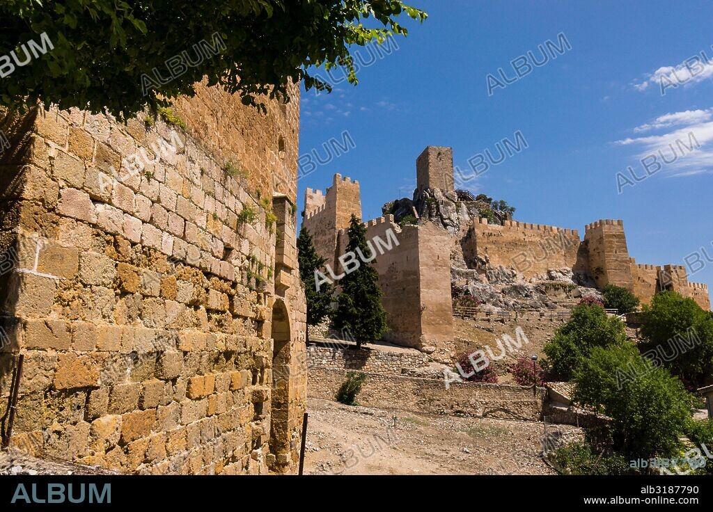 Castillo de La Iruela, origen almohade, construido sobre cimientos pre-bereberes, La Iruela, valle del Guadalquivir, parque natural sierras de Cazorla, Segura y Las Villas, Jaen, Andalucia, Spain.