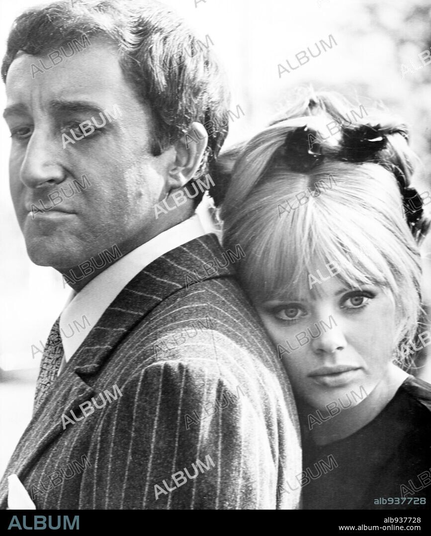 BRITT EKLAND y PETER SELLERS en EL MAGNIFICO BOBO, 1967 (THE BOBO), dirigida por ROBERT PARRISH. Copyright WARNER BROTHERS.