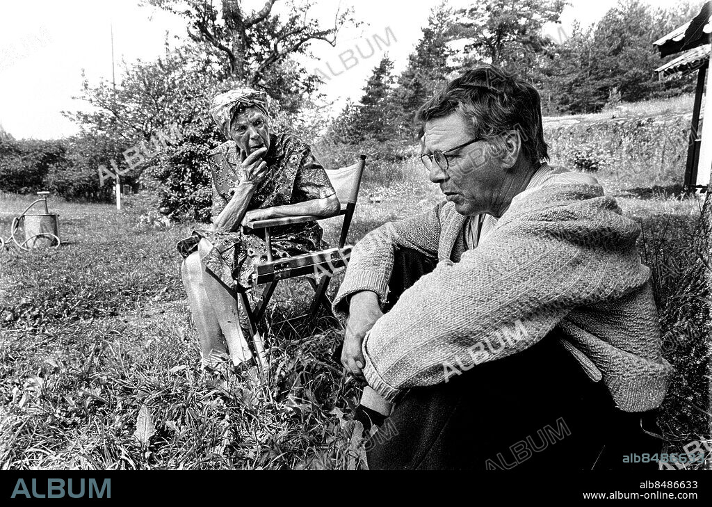 ÖSTERGÖTLAND 1972-06-30.. Inspelning av VEM ÄLSKAR YNGVE FREJ?. TV-film av Stig "Slas" Claesson i regi av Lars Forsberg.. Sänt första gången 1973-01-06.. Här ses skådespelarna Allan Edwall, som Gustafsson, och Bellan Roos, som Elna.. Foto: Bertil S-son Åberg / RiR / SVT / Kod: 5600. Reportage publ. i RiR 33/72 sid. 8-9.. RiR 20567 sv/v neg   . TV2-teatern.