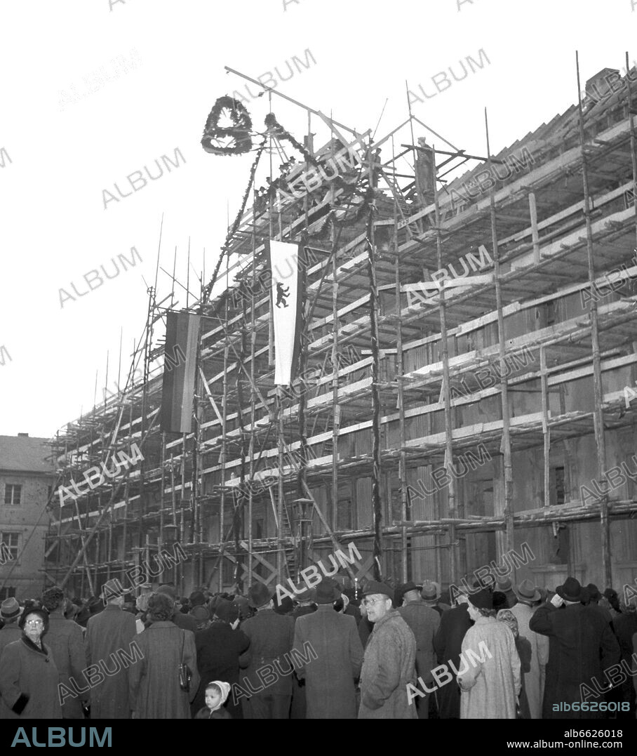 Placement of the topping-out wreath above the reconstructed part of Schloss Bellevue, which was destroyed during the Second World War, in West Berlin, in November 1954. The building was reconstructed in the years from 1954 to 1959 as the official residence of the Federal President. 10/11/1954