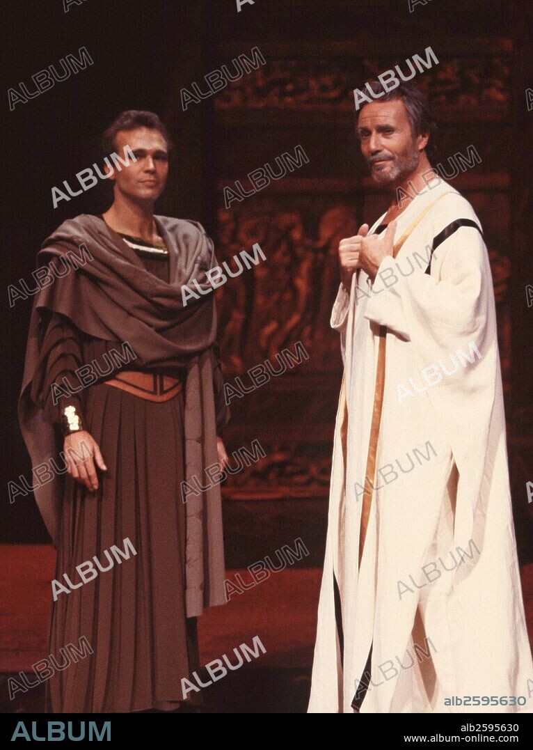 GALA, ANTONIO. ESCRITOR ESPAÑOL. CORDOBA 1937-. TEATRO.SENECA O EL BENEFICIO DE LA DUDA . ACTORES JOSE LUIS PELLICENA , JUAN RIBO . Y JOSE LUIS PELLICER. REPRESENTACION TEATRAL EN MADRID , 1987.