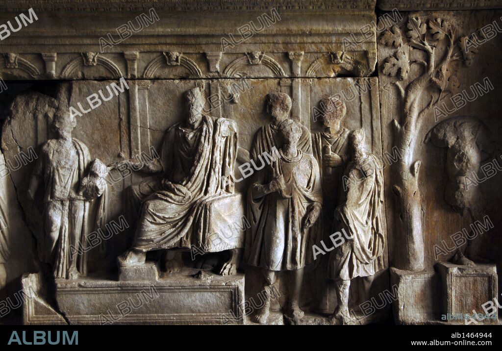 ARTE ROMANO. ITALIA. "PLUTEI DE TRAJANO" (103). Losa de mármol con la representación de escenas de la administración de Trajano. Detalle del RELIEVE QUE REPRESENTA AL EMPERADOR DISTRIBUYENDO LA "ALIMENTA" (institución caritativa para huérfanos). Curia Julia del Foro Romano. Roma.