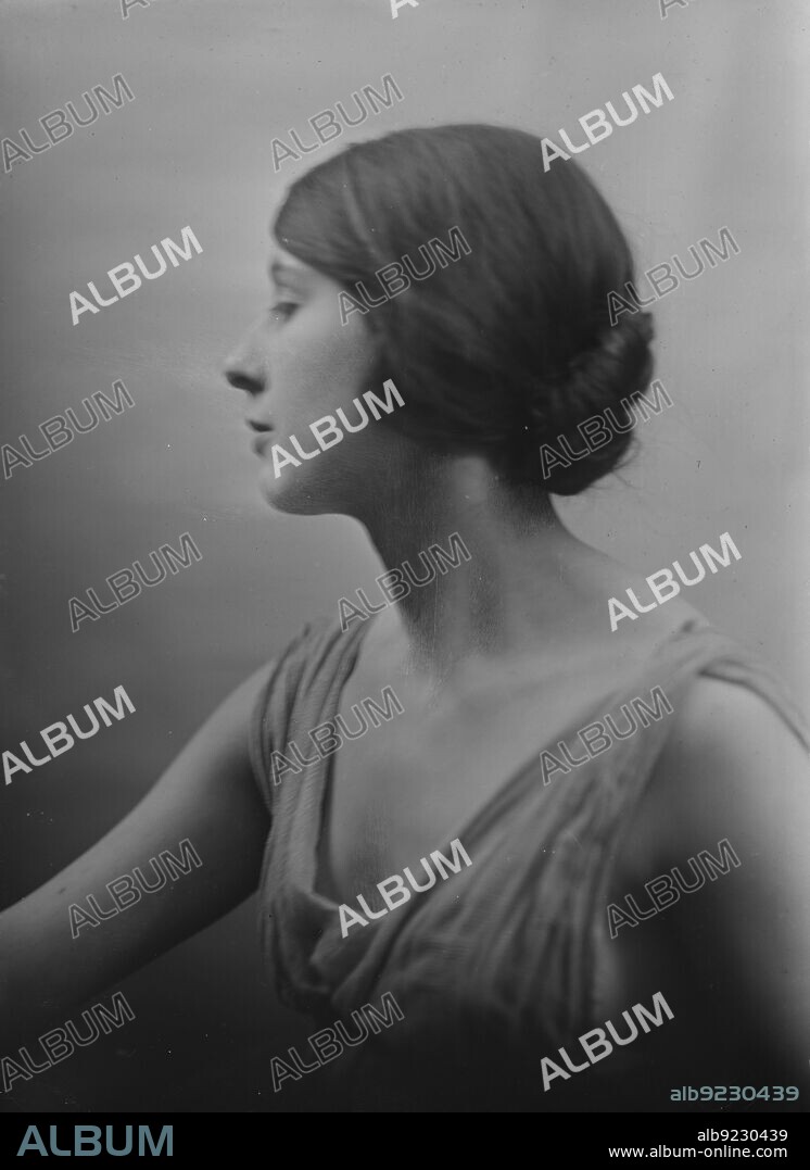 ARNOLD GENTHE. Marion Morgan dancer, portrait photograph, between 1914 and 1927.