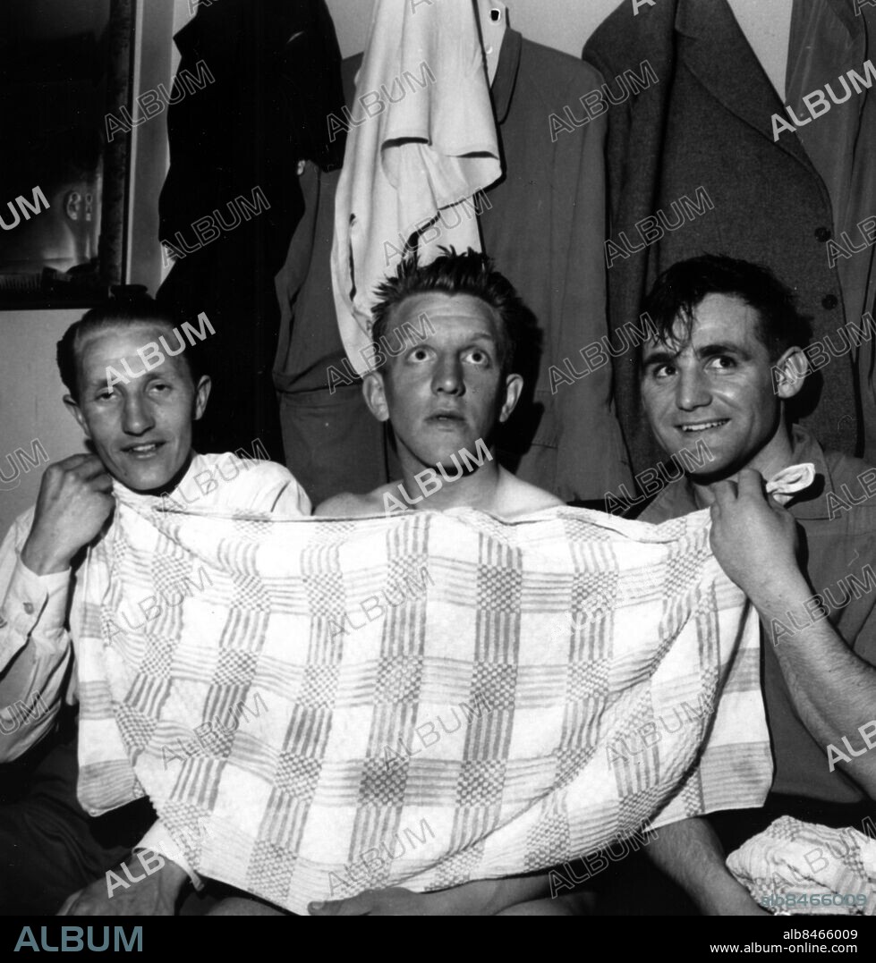 Göteborg maj 1955. Gamla Ullevi - match mellan IFK Göteborg och Gais med över 30.000 åskådare. Här Bertil 'Bebben' Johansson i mitten och Harris Mattiasson till höger.. Foto: Kamerareportage *** Local Caption *** GP maj1955_3142-3169. EINAR NIKLASSON.
