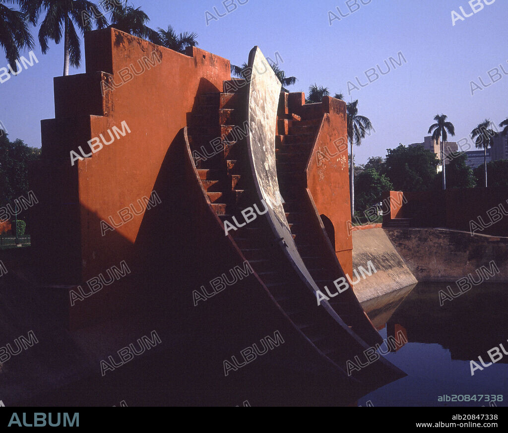 MAHARAGA SAWAI JAI SINGH (1681-1743) JAI SINGH II. OBSERVATORIO ASTRONOMICO DE JANTAR MANTAR - S XVIII.