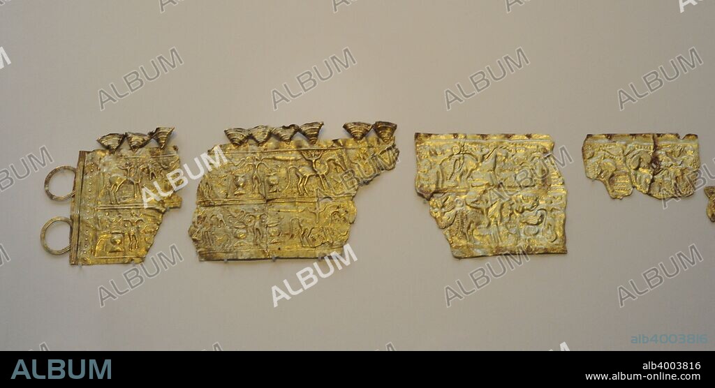 Cultura Castreña. Diadema-cinturón de Moñes. Oro. Siglos III-I a. C. Se representa, en un paisaje acuático, personajes llevando calderos y jinetes con torques-sonajeros y escudos o puñales. Representa el tránsito a la otra vida. Procedente de Moñes (Piloña, Asturias). A la izquierda, fragmentos originales. A la derecha, réplica de fragmentos en el Museo de Arqueología Nacional y Dominio Nacional de Saint-Germain-en-Laye y en el Instituto Valencia de Don Juan, Madrid. Museo Arqueológico Nacional. Madrid. España.