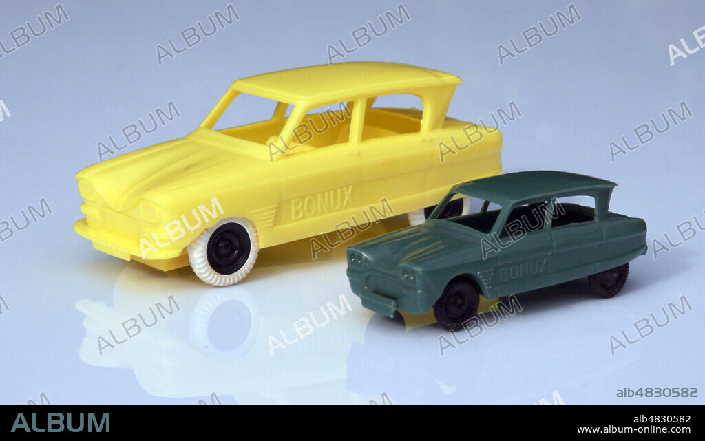 Jouets Bonux Ami 6 Citroen, la jaune est a friction, la petite au 1/48eme vers 1970. Credit : Collection Elzingre/KHARBINE-TAPABOR.